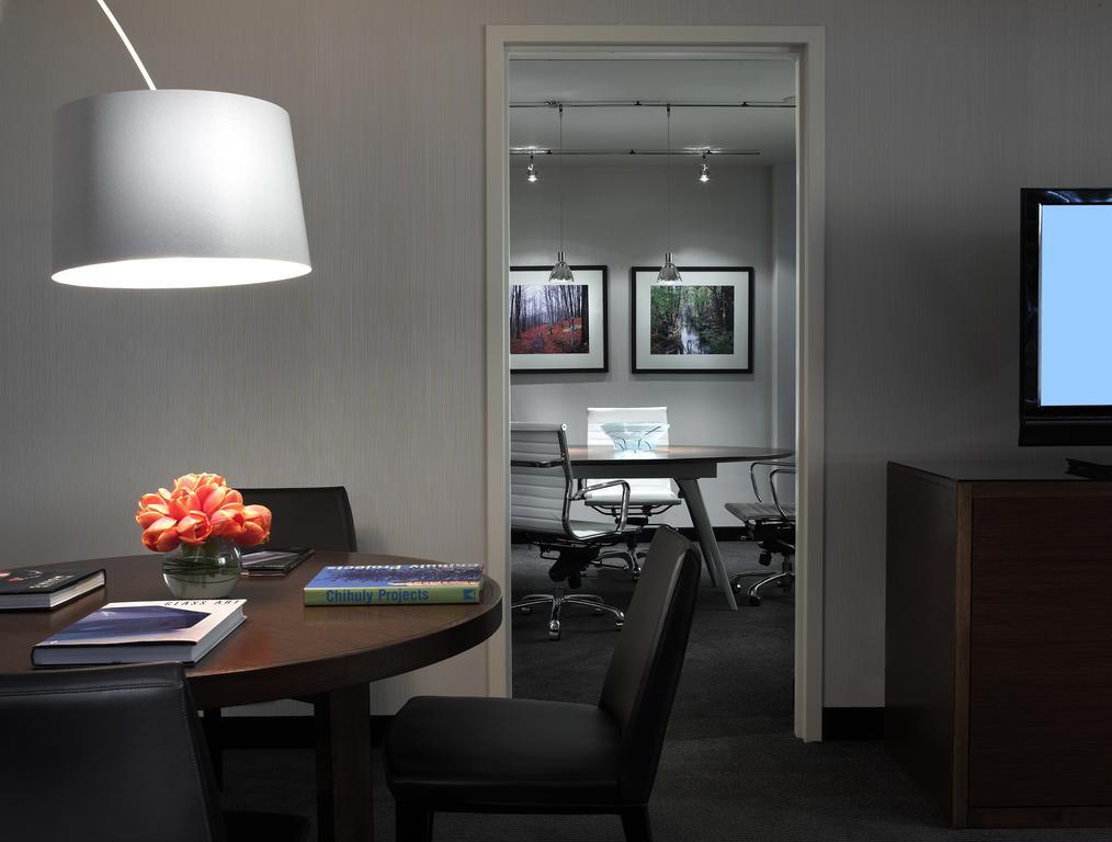 Hotel Murano Tacoma Luaran gambar The interior of a typical suite at the Westin