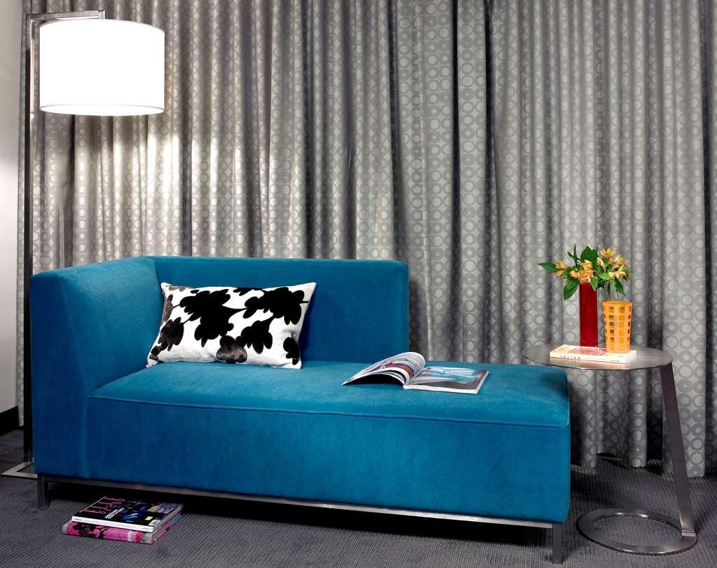 Hotel Murano Tacoma Bilik gambar A blue chaise longue